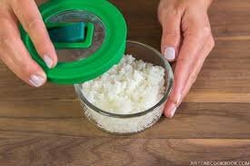 نگهداری برنج در ظرف درب دار نگهداری برنج در ظرف درب دار